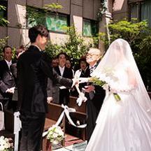 陽光が射し込み、緑輝くガーデンチャペルで誓った永遠の約束。