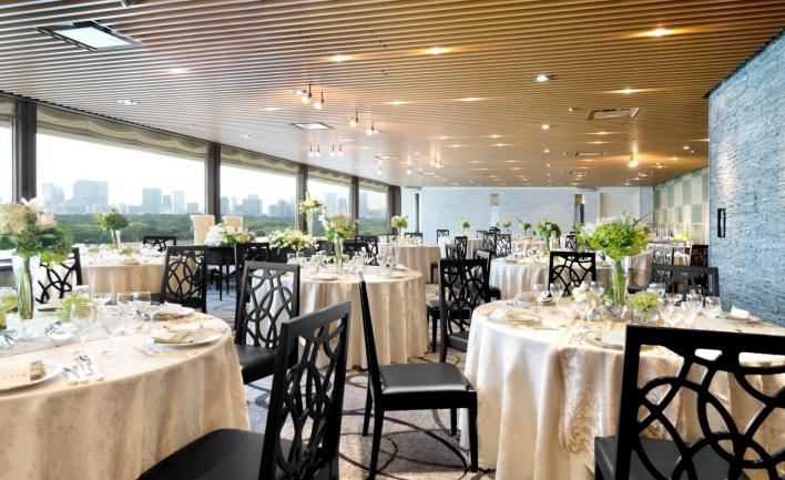 新緑の美しい皇居の杜を見晴らすご披露宴を