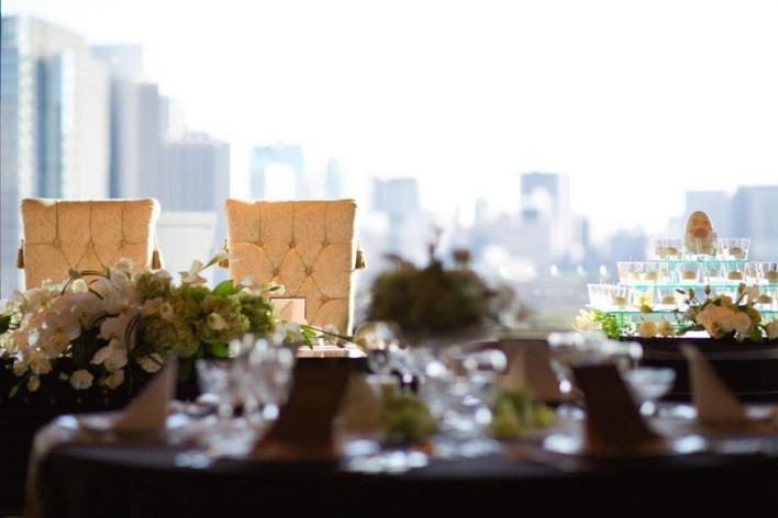 リニューアルされた「芙蓉」窓の外には皇居の緑が広がる