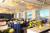 壁一面の窓からスカイツリーや高速道路など東京らしい景色を楽しめる「朱鷺の間」