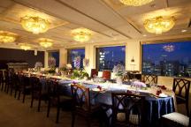 少人数ウェディングならゲストとテーブルを囲んでアットホームな会食スタイルで