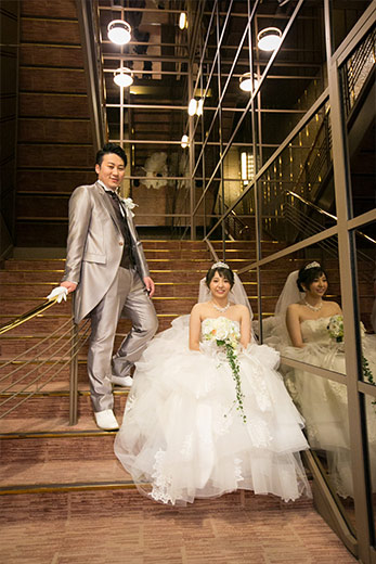 真っ白なウェディングドレスに包まれた新婦様とタキシードで決まった新郎様。 お二人ともよくお似合いです！